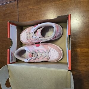 Nike Pink Sneakers Comfortable Lace-Up Design
